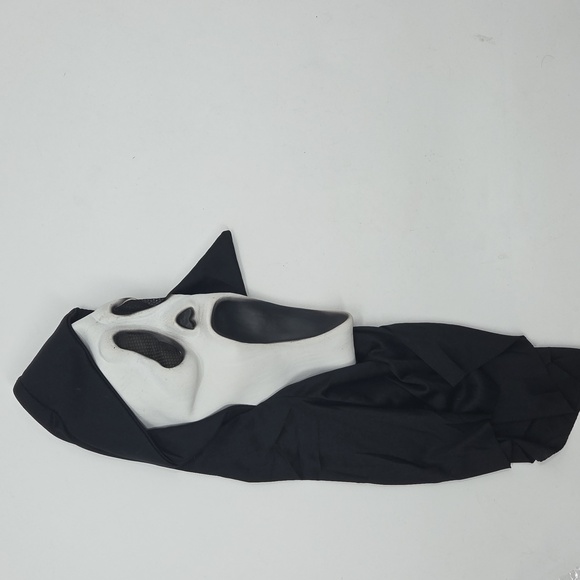 Scream Mask And Robe - Picture 11 of 16